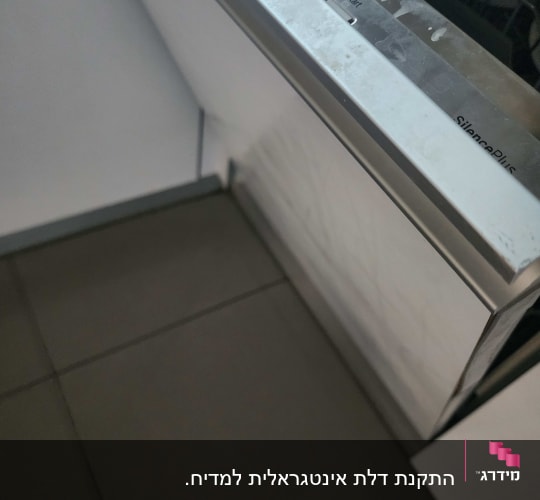 מדיח כלים עם כפתורי הפעלה גלויים